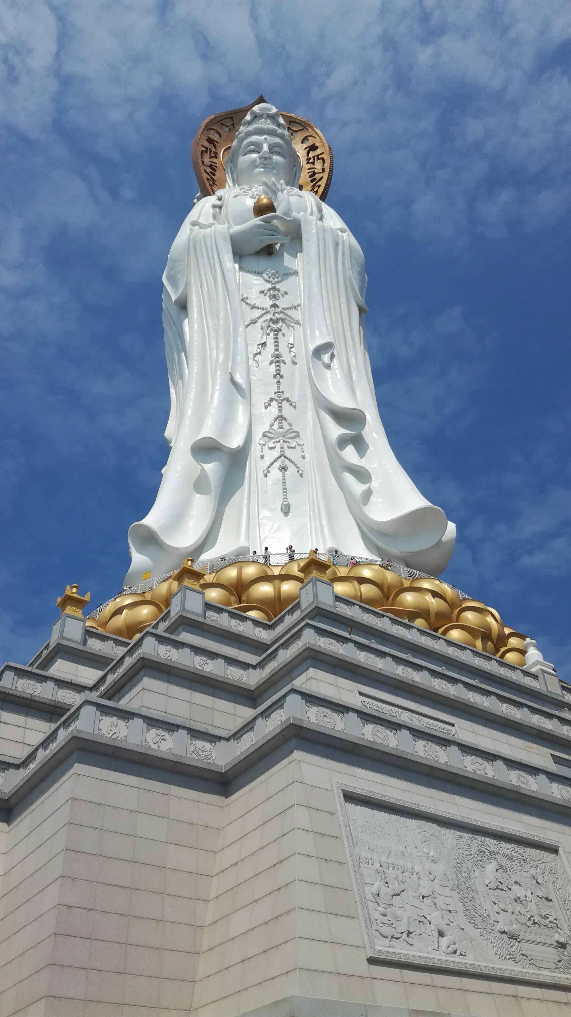 双手持玉净瓶的观音化身.