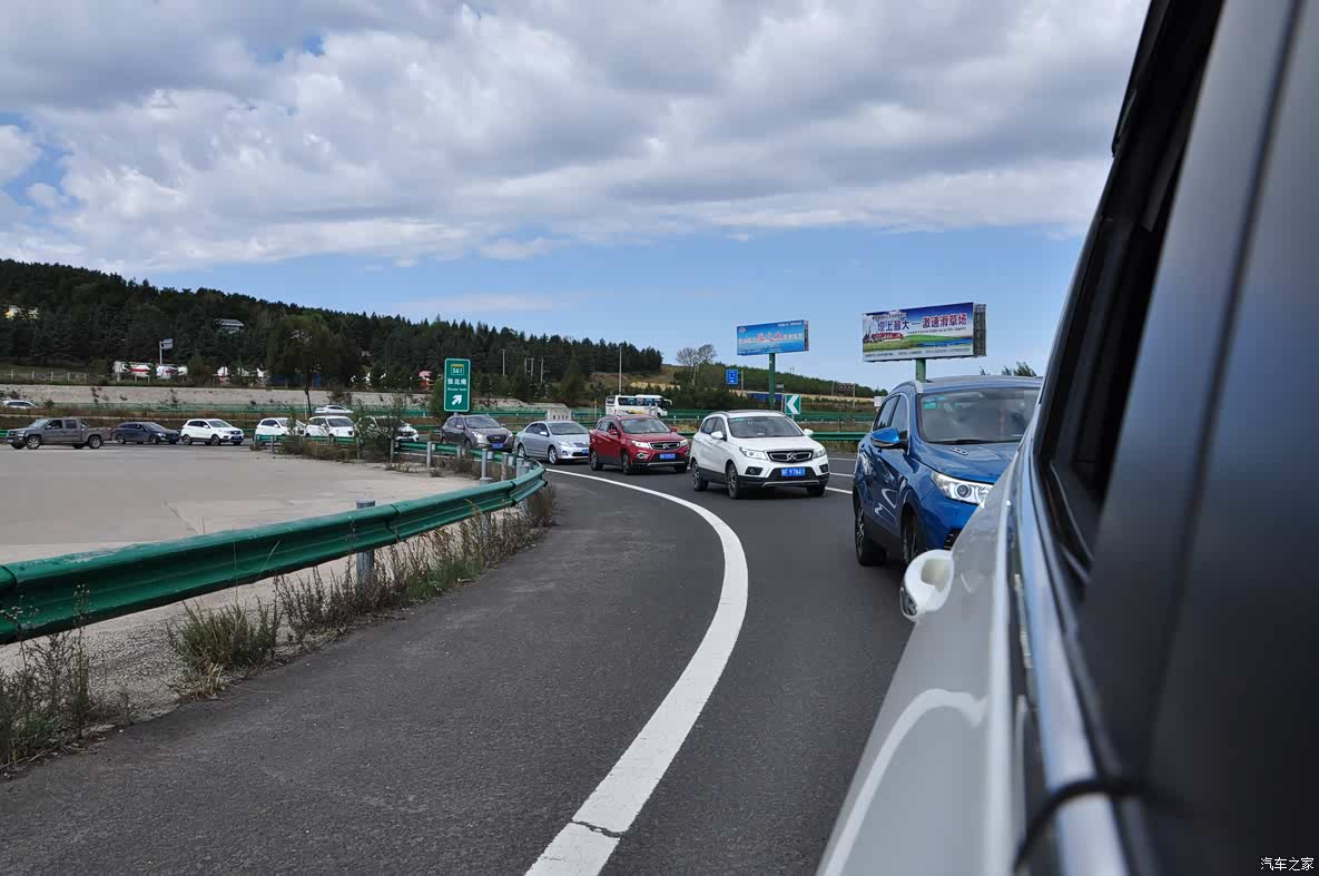 到达野狐岭收费站,周末自驾去天路游玩的比较多,所以收费站比较拥堵
