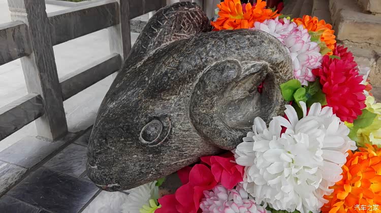 陵墓四角镶嵌羊头,寓意吉祥,花墙环绕.