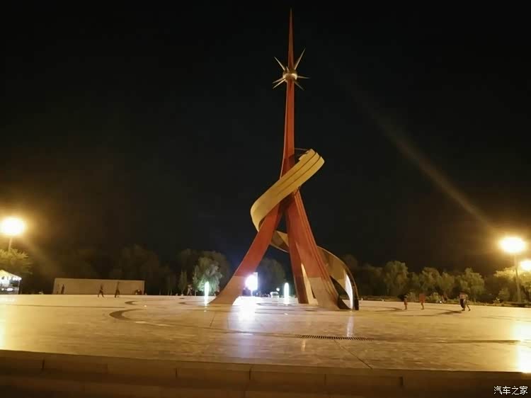 鄯善的广场,看不懂这个雕塑的意义