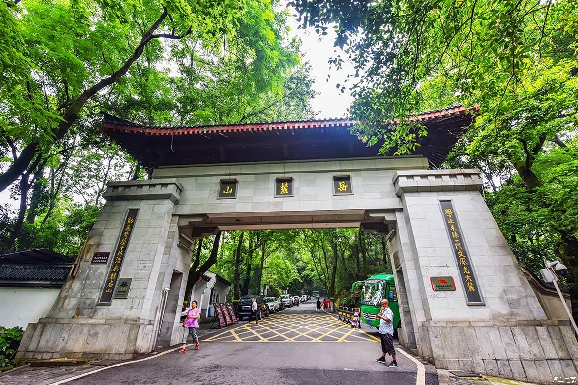 或乘132,202,305,立珊专线,旅1,旅3线在岳麓山南站下车,从南大门进入