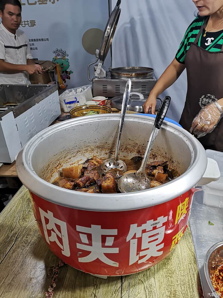 窑埠古镇夜市上的陕西肉夹馍.