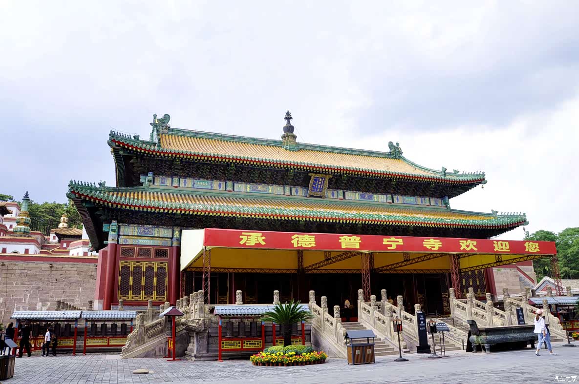 大雄宝殿建筑十分雄伟