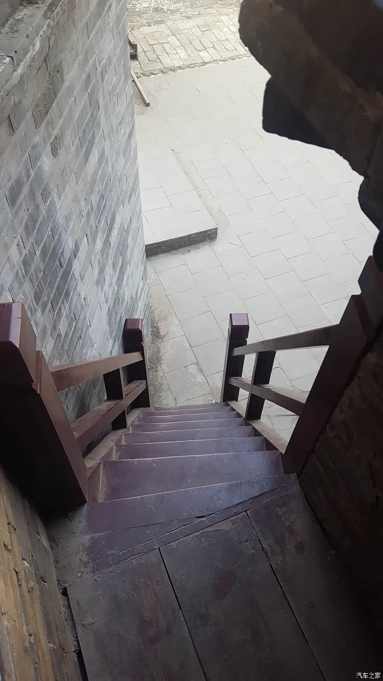 上角楼的楼梯,很陡的.