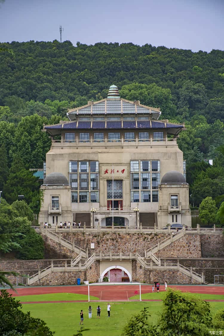 也是上世纪三十年代的建筑,背后就是珞珈山.