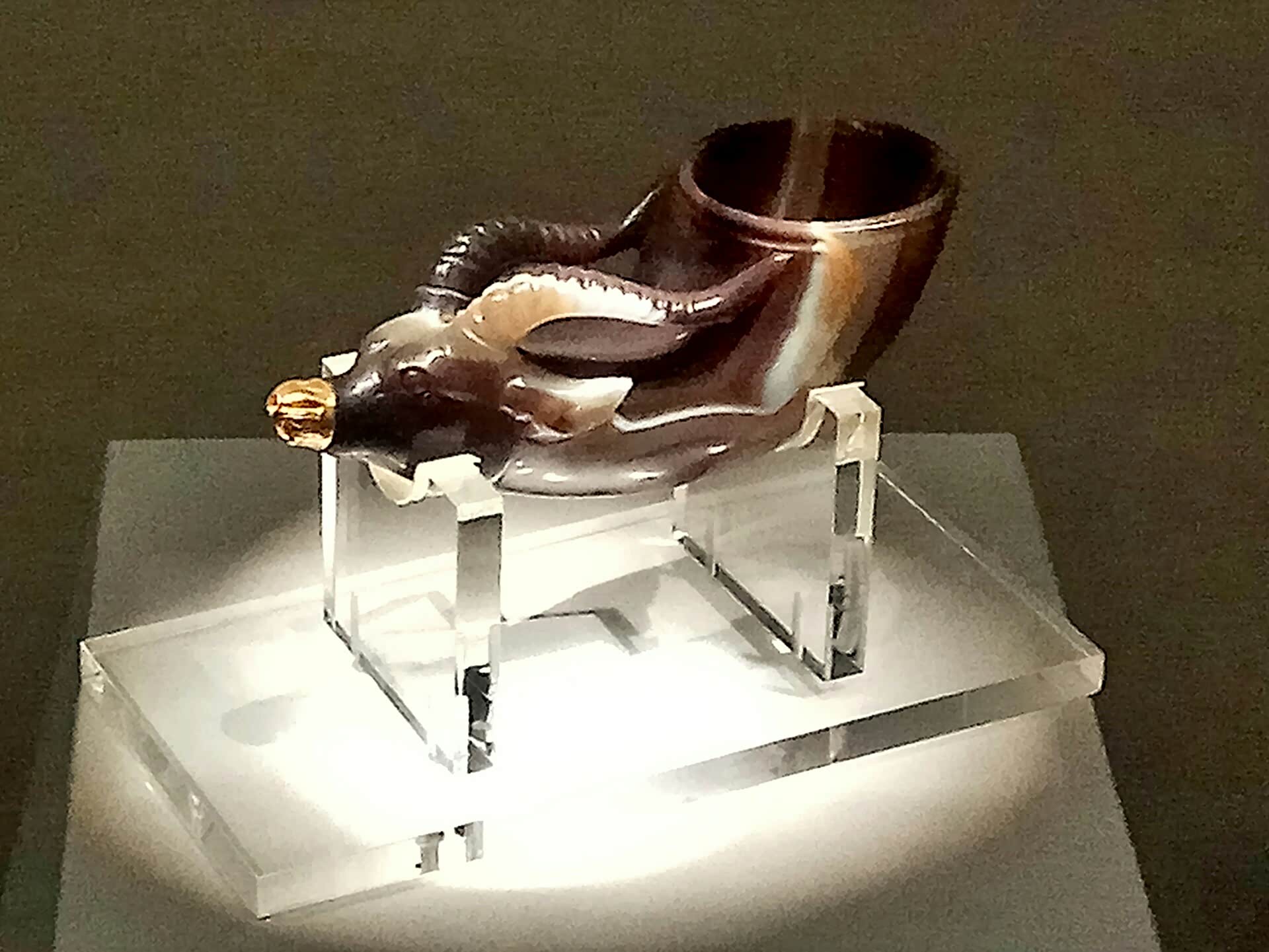 陕博的镇馆之宝——兽首玛瑙杯,也叫兽首牛角杯.