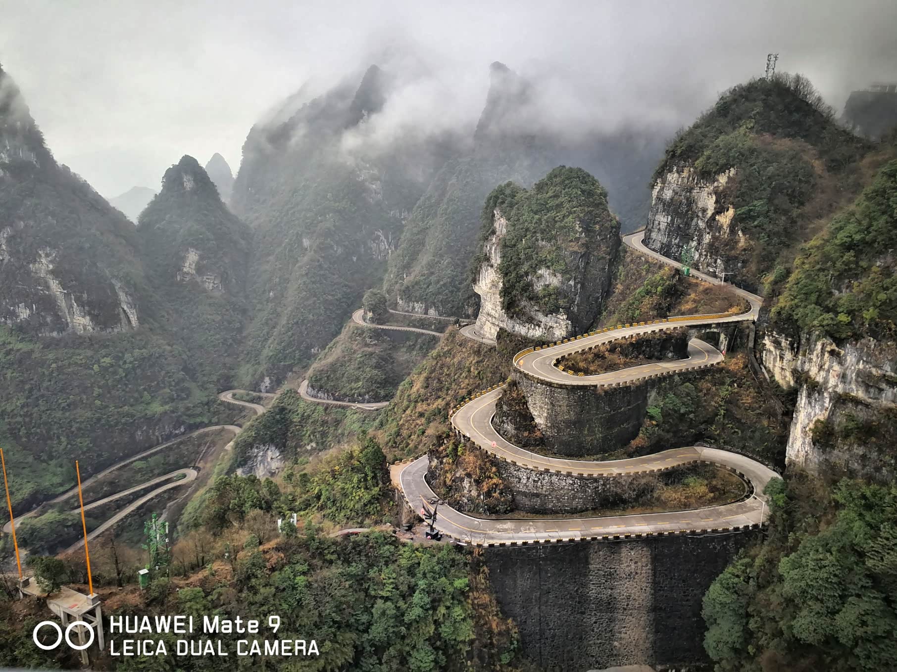 上天门山的九曲十八弯山路