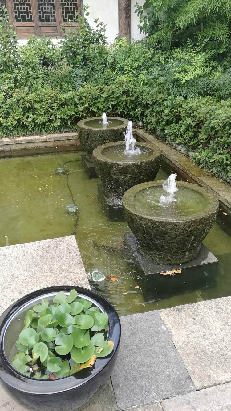 客栈门前的小喷泉