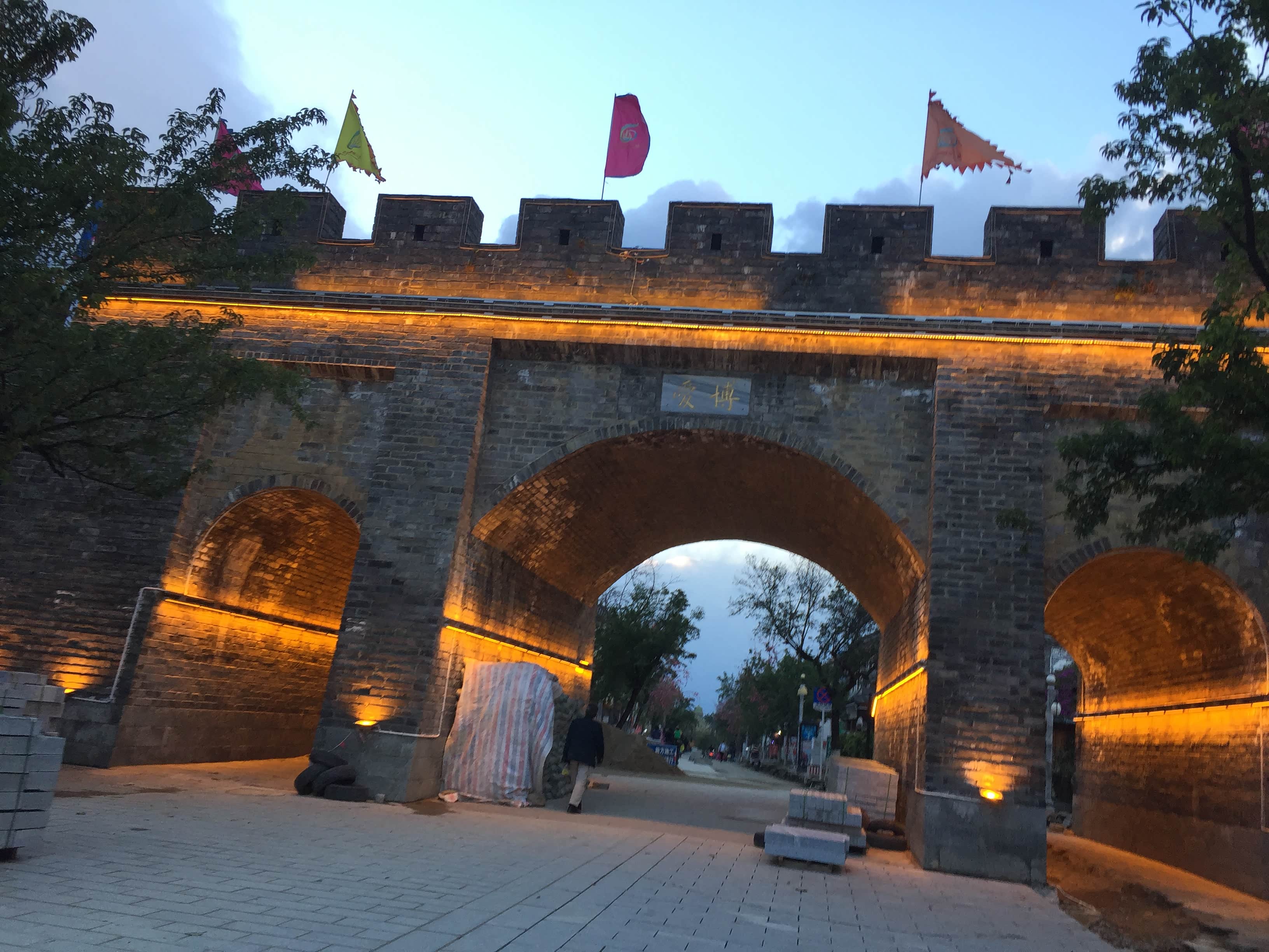 大理古城,古城在维修,人不多,比丽江古城差点,唯一的特殊就是有个城墙