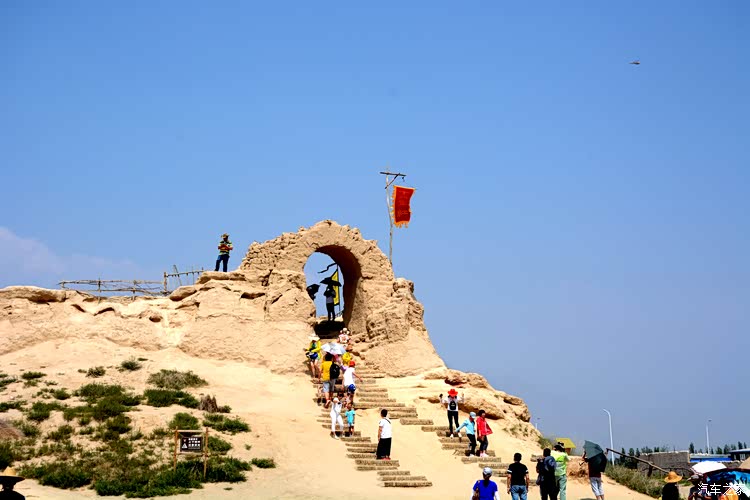 《红高粱》中成名的月亮门.