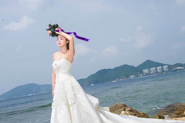 穿着比基尼婚纱的新娘!