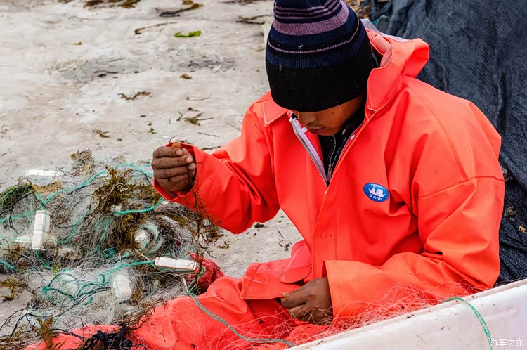 辛勤的渔民们利用闲暇之余修补着渔网
