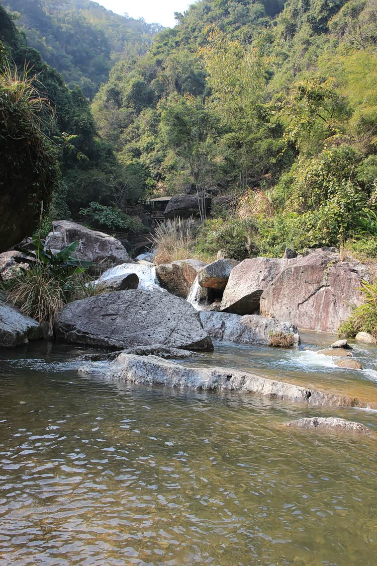 清澈见底的山泉水