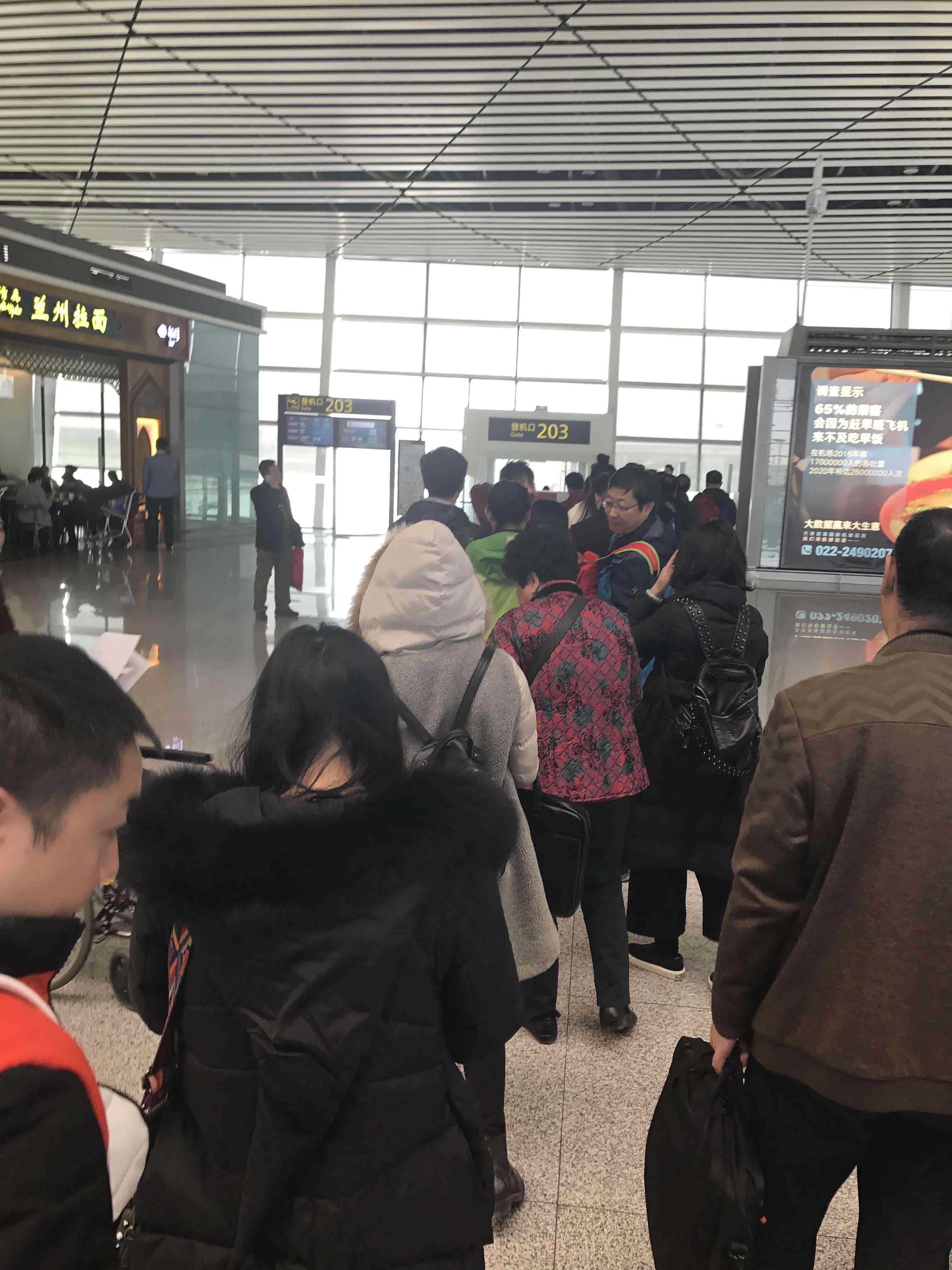 大家排队登机中