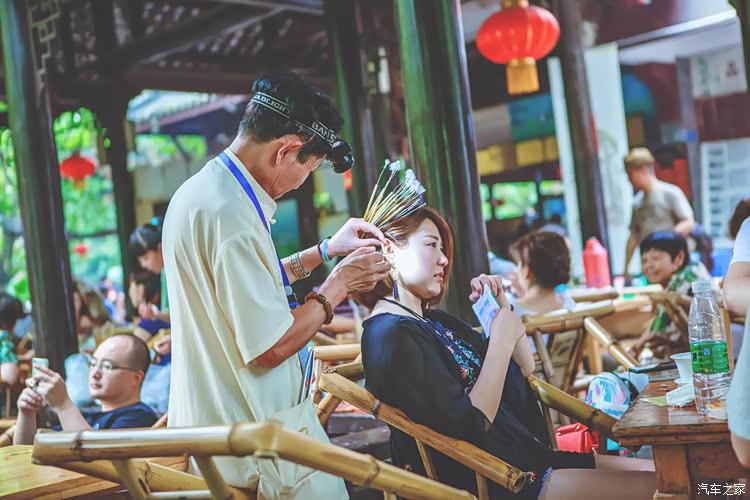 采耳也是四川的老手艺,茶馆里很多采耳手艺人