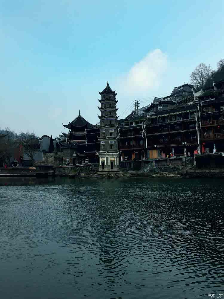 江对岸远观"万名塔"