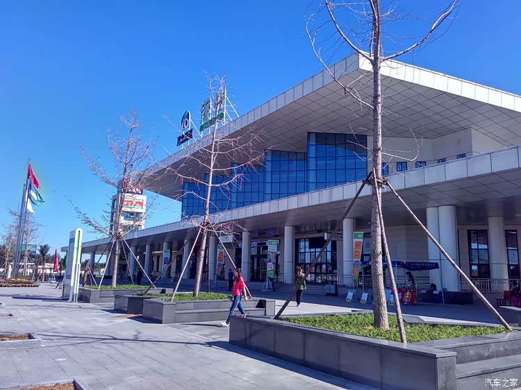 改造后的京港澳高速涿州服务区.比原先好很多.
