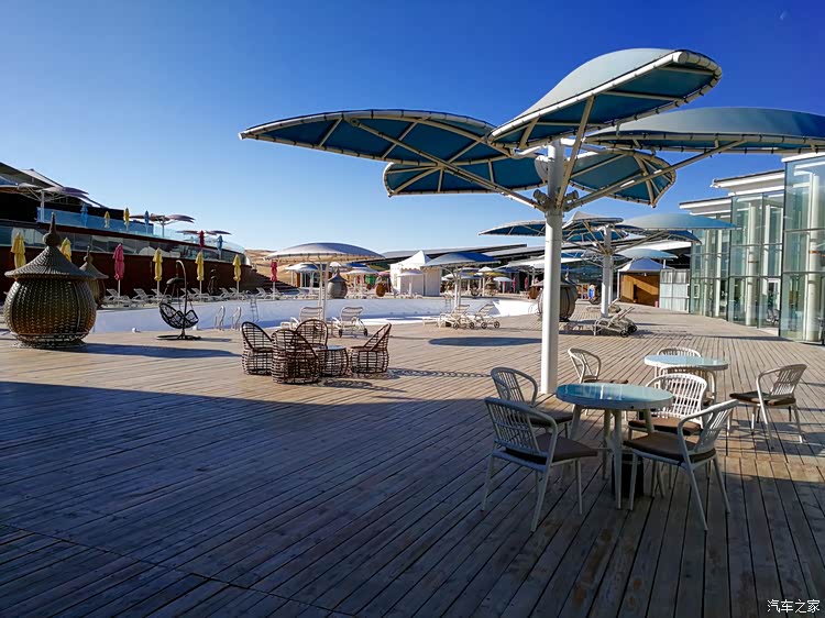 驾车到内蒙古响沙湾的沙漠中体验地球上唯一的莲花酒店