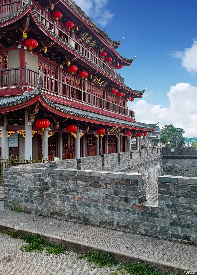 广济门城楼是一座宫殿式三层歇山顶阁楼,外城门原有"东为万春"门额.