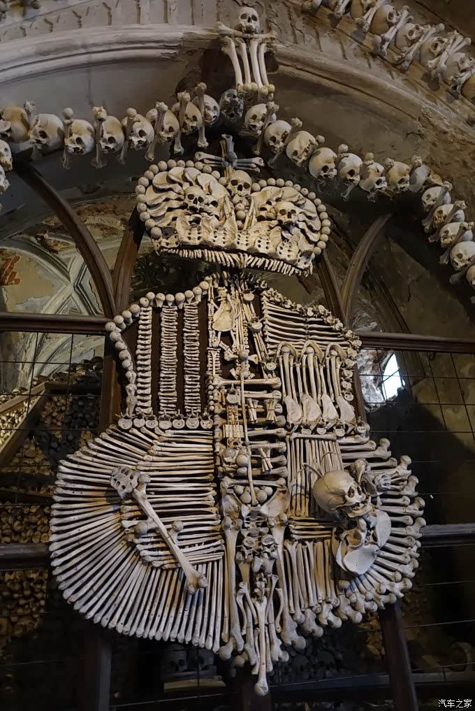 位于布拉格东郊车程约2小时的人骨教堂,为了纪念黑死病而建立.