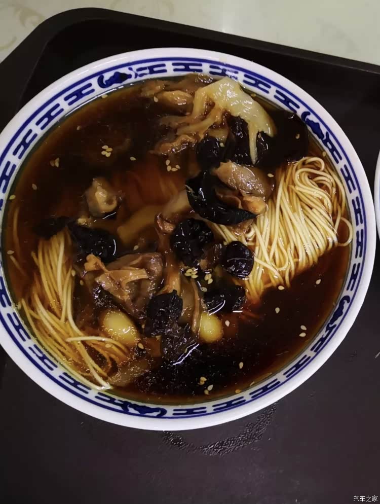 三鲜罗汉素面,主要包括油面筋,新鲜白果,黑木耳,菌菇等,再淋上几滴素