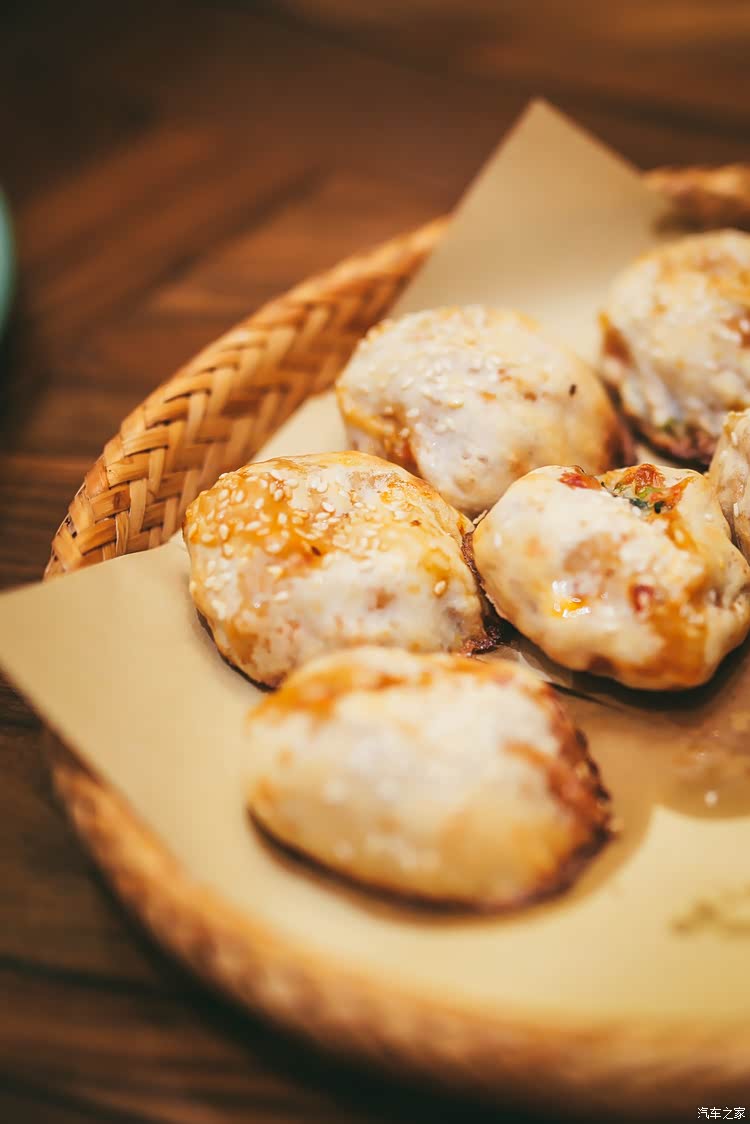 前身"胡饼" 最终由"胡饼"演变成今日的葱饼 而龙游葱饼出名出众的原因