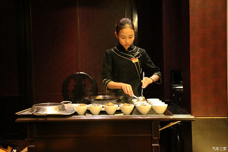 服务员小姐姐在分的是生炒和牛松饭.