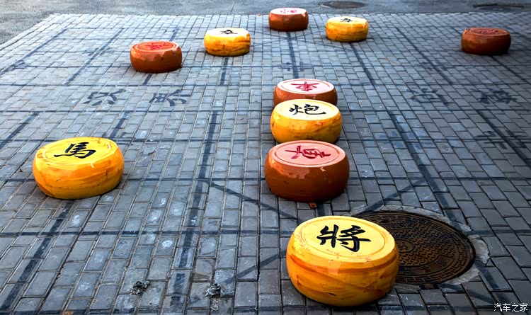 硕大的象棋盘,看这摆局,红棋赢还是黄旗输,哈哈,我看还是平局吧,哥俩