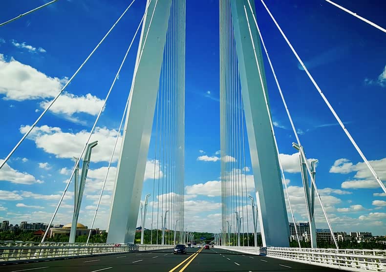 行驶在康巴什四号桥上