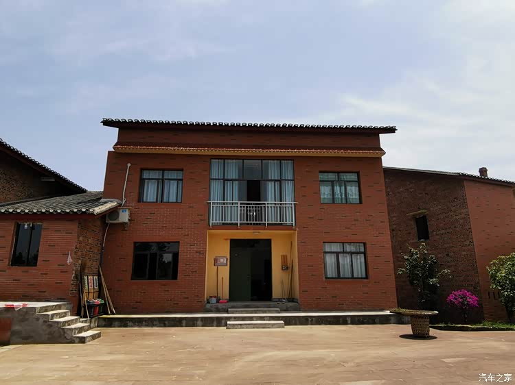 这里的房屋跟之前的风格有很明显的区别,都是这样的红砖房为主.