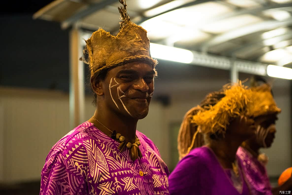 没想到,这么晚了,竟然遇到了一个卡纳克人的欢迎乐队.