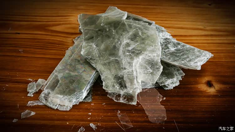 在阿依果孜矿洞门口地上捡到几块云母片,主体银色光泽,并有彩色薄膜