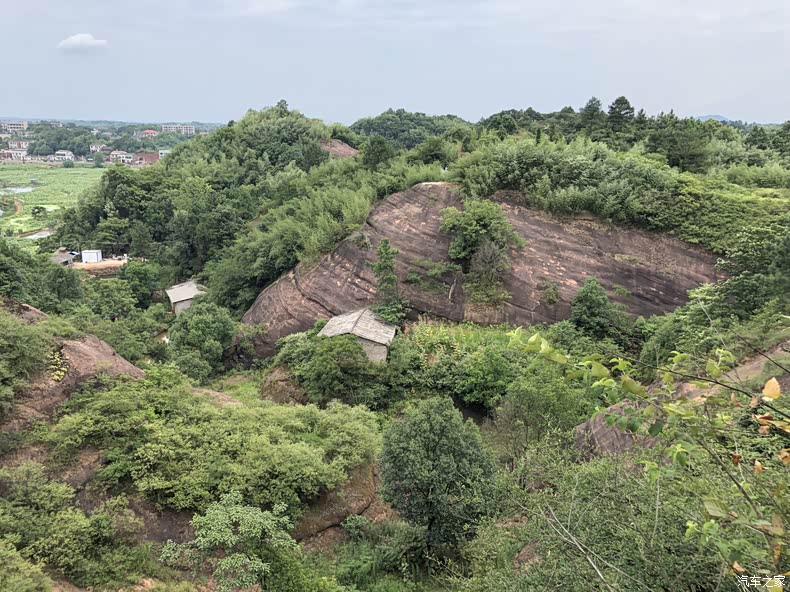 时用的小屋,食物存储,主人小憩啦,真的挺好,两边都是非常陡峭的岩石