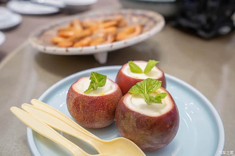 百香果布丁酸酸甜甜,很符合我的口味,舀一勺就能尝到淡淡的百香果味和