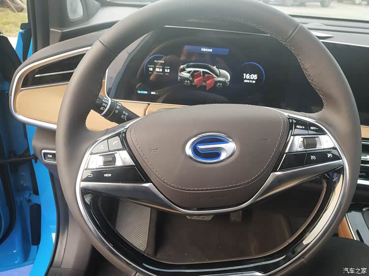 双幅方向盘,集成了多功能按键,操作也很方便.