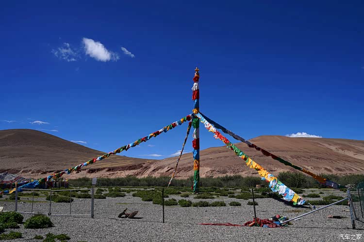 加木寺庙外经幡柱.