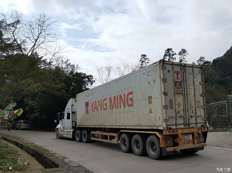 越南牌照的货柜车,还是和平时期好,车来车往,贸易繁荣
