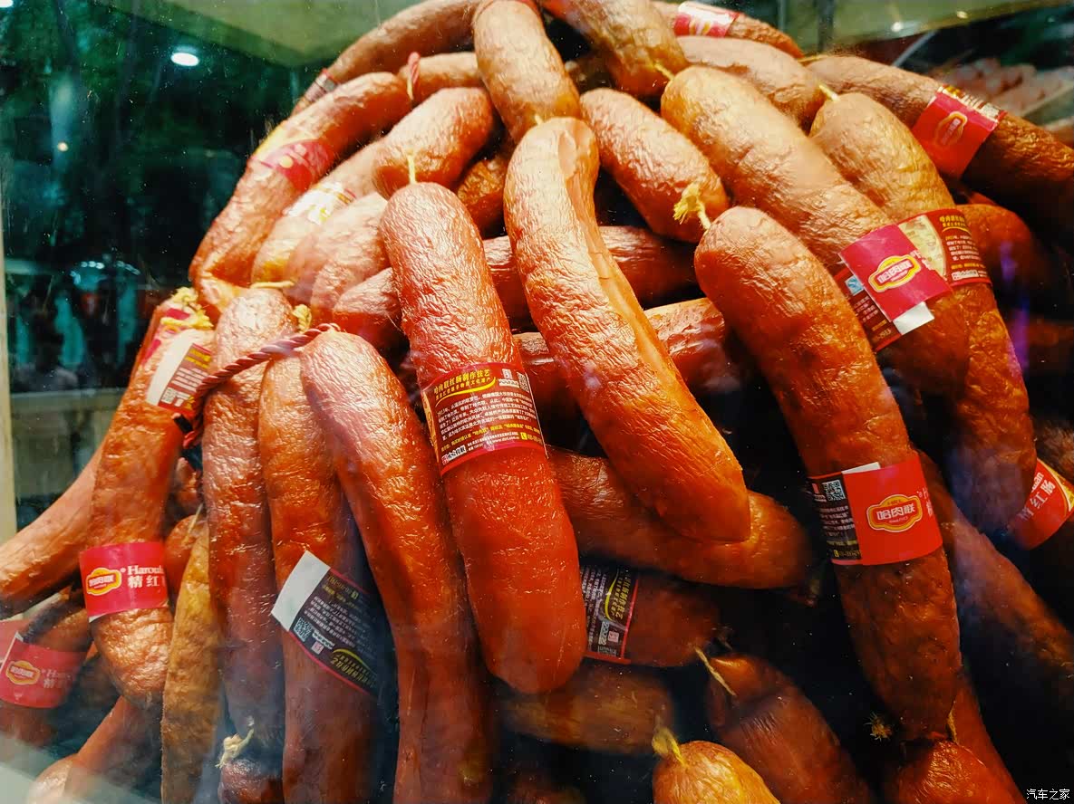 哈尔滨红肠也是东北的特产之一,在中央大街上就有很多家卖红肠的店,听