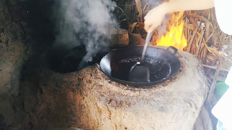 所谓土灶,就是泥土做的灶.