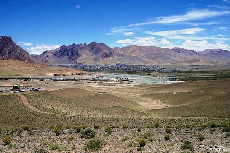 从稀臣那卡山上远眺森格藏布与噶尔城(狮泉河镇).