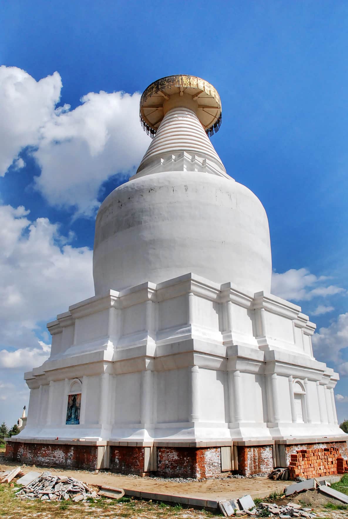 萨班在百塔寺内圆寂后,阔端为他修建了灵骨塔,作为纪念.