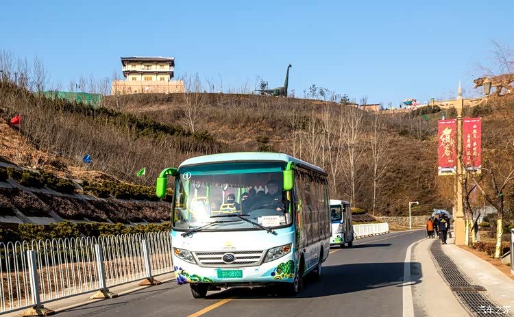 景区摆渡车,票价每人15元,直到景区南大门.