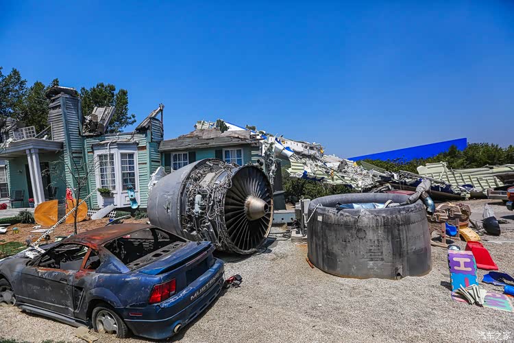 据说这个真的搬了一架旧飞机拆的