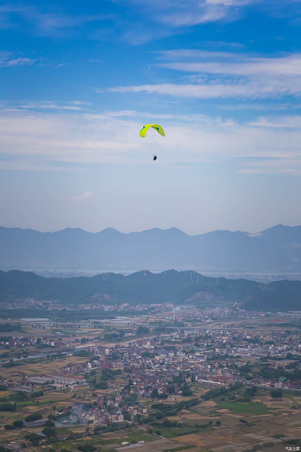 精在永安山玩上天!体验让人肾上腺飙升的滑翔伞飞行