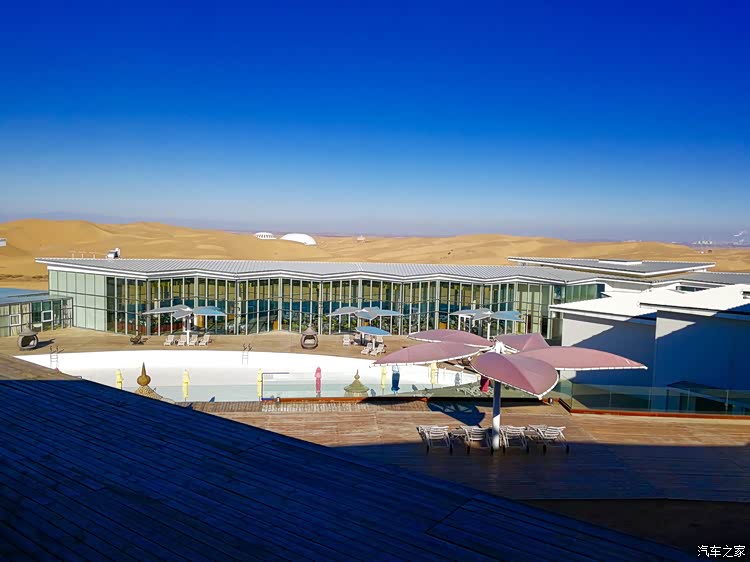 驾车到内蒙古响沙湾的沙漠中体验地球上唯一的莲花酒店