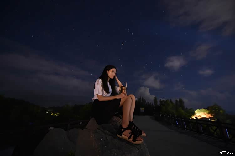 星空下的美女
