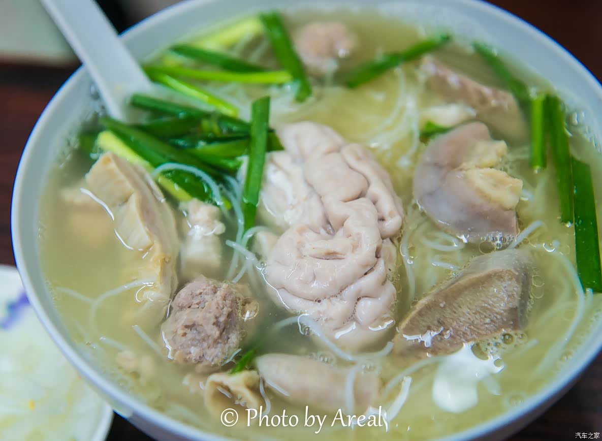 颜色清清白白的,汤底味鲜,吃时放些生洋葱丝可去除猪脑中略微的腥气