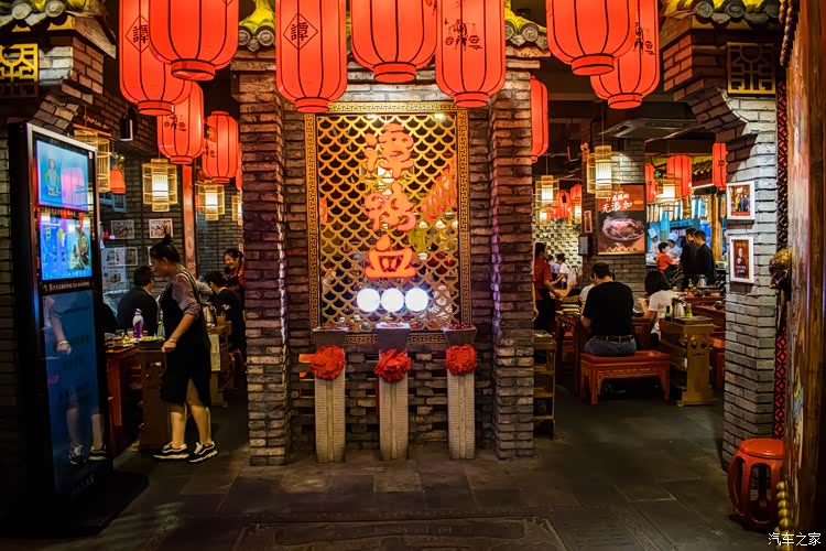 打卡成都网红火锅店谭鸭血老火锅