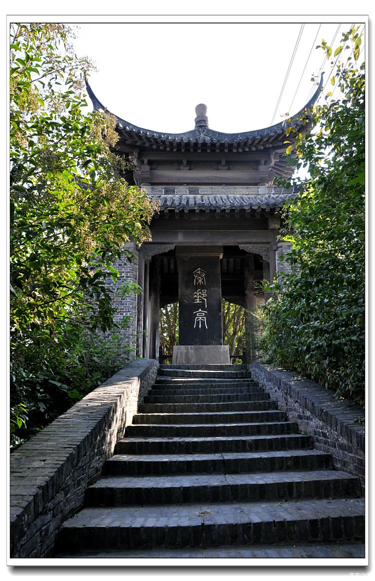 位于古运河堤边的秦邮亭.