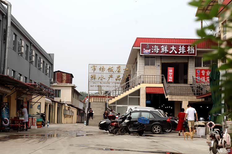 路过石塘路海鲜市场的另一个门口